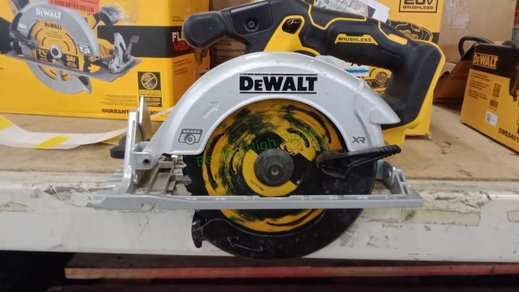 Sidewinder style circular saw