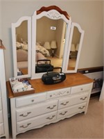 BROYHILL FLORAL THEMED DRESSER W/ TRIFOLD MIRROR