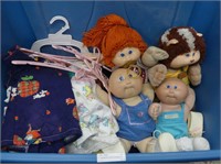 4 CABBAGE PATCH KIDS W/ CLOTHES IN TOTE