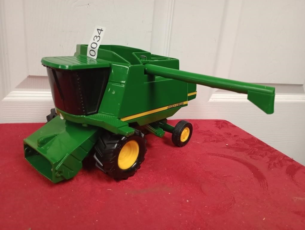 John Deere display combine NO HEADS