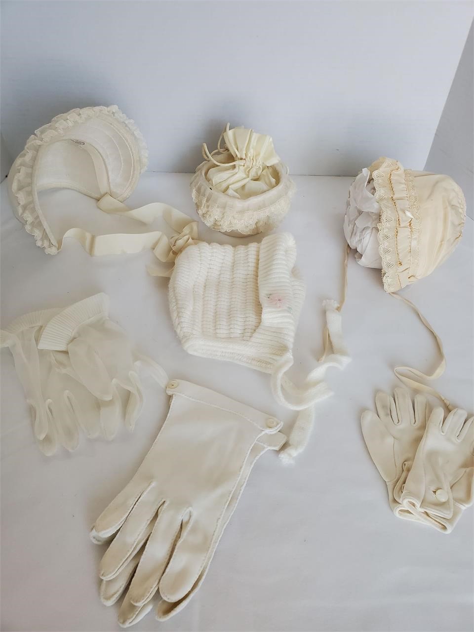 LOT VINTAGE LIL GIRL HAT PURSE AND GLOVES