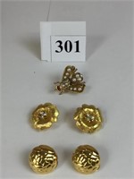 ART BEE PIN WITH SMALL PEARLS TWO PAIR OF GOLD