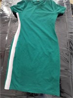 Used (Size M) women green dress 



S