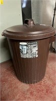 20 gallon Rubbermaid trash can with lid