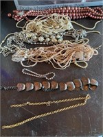 Assorted lot of jewlery / necklaces