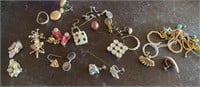 Assorted lot of jewlery & earrings