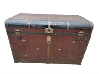 METAL ANTIQUE STEAMER TRUNK