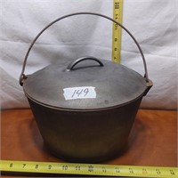 CAST IRON DUTCH OVEN WITH LID