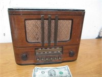 Vintage RCA Victor 95T5 Tube Radio - Case