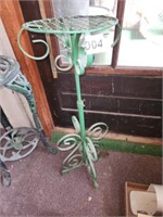 GREEN METAL ADJUSTABLE PLANT STAND