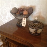 2 decorative bowls