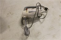 VINTAGE DORMEY HAND MIXER