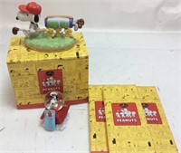 SNOOPY COLLECTIBLES