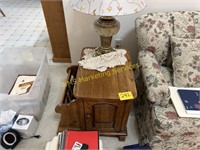 Oak End Table w/Lamp