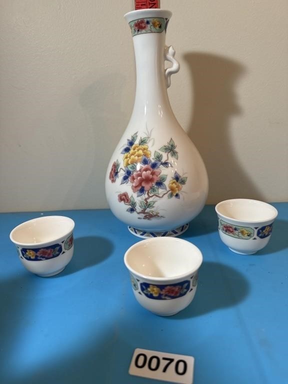 Snow Bone China Fashionware tea vase with tea cups