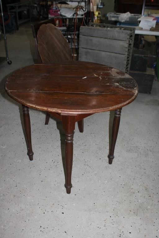 Vitnage Wood Round Table