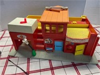 1975 FISHER PRICE PLAY FAMILY VILLAGE