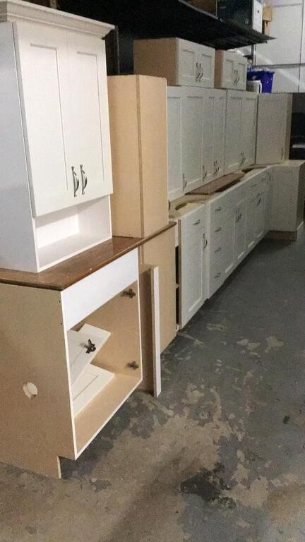 14 Kitchen and 2 Bathroom Cabinets M5A