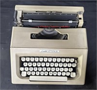 Vintage Olivetti LETTERA 25 typewriter