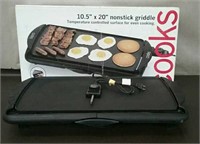 Cook's Non Stick Griddle, Powers On