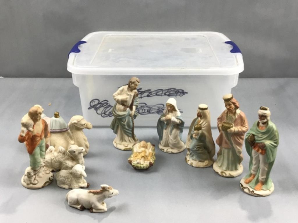 11 piece porcelain nativity set and clear tote