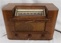 Truetone D2624 Vintage Tabletop Radio