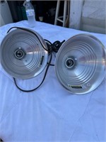 2 heat Lamps