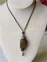 vtg carved jade toggle pendant necklace