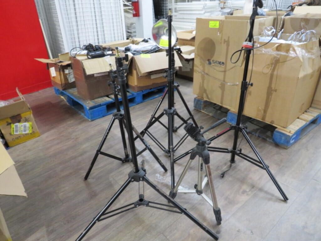 LOT OF ASSORTED TRIPODS/LIGHTS
