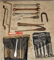 Box lot-chisels, old box wrenches