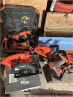 BLACK AND DECKER 18 VOLT TOOL SET IN CASE WITH