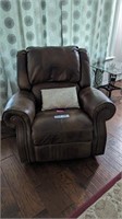 ELECTRIC LEATHER RECLINER IN GREAT CONDITION - RES