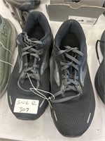 Brooks Guiderails Sneakers in Men’s 12 Used