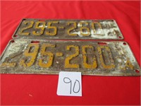 PAIR 1924 ILL LICENSE PLATES