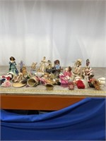 Assortment of dolls, most are smaller. Most are