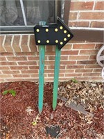 Yard decor-  arrow sign