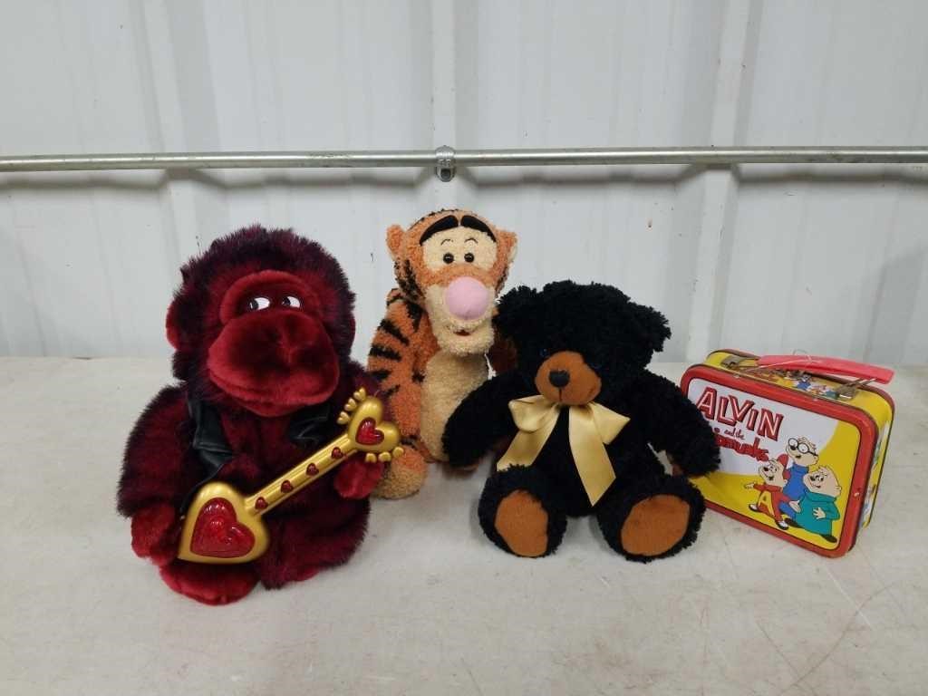 ESTATE LOT OF STUFFED ANIMALS & MINI LUNCH BOX