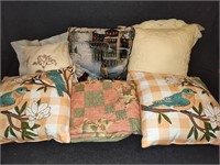 Decorative Pillows. Throw Quilt