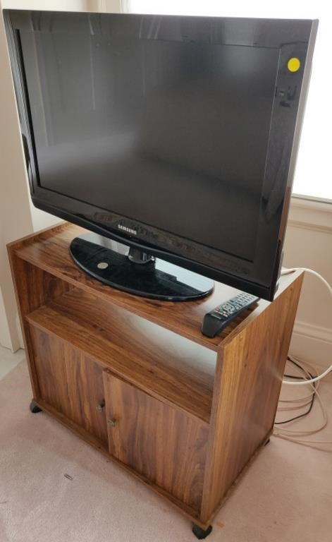 32" Samsung Tv w/ Remote & Stand