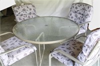 Round Patio Table w/4 Padded Chairs