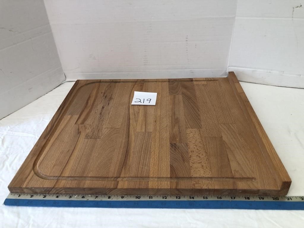Wood cutting board, 18" x 21"