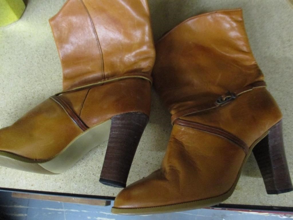 1 pair of short brown ladies Boots 6.5