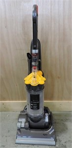 DYSON DC33 UPRIGHT VACUUM CLEANER WORKING