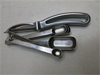 Cia Peeler and Metal Measuring Spoons