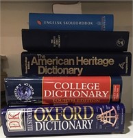 ASSORTED LOT OF BOOKS DICTIONARY