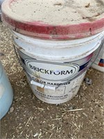 1 bucket of concrete color/hardener