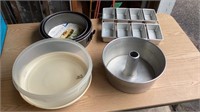 Rubbermaid bowl with lid & cake pans
