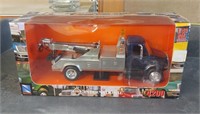 INTERNATIONAL 4200 1:43 SCALE TOW TRUCK