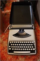 Remington Streamliner Typewriter