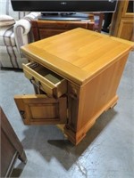 SOLID PINE BROYHILL (1) DOOR/DRAWER END TABLE